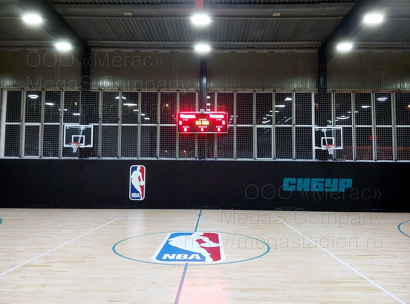 устройство паркета «Спорт БМ» с разметкой для баскетбола и волейбола. Общая площадь покрытия спортивного зала 603 кв. м.